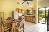 Las Palmas Oasis: One Bedroom w/ Loft, NEW Kitchen!