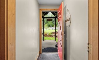 Riverfront Luxury Cabin-Hot Tub-EV-Deluxe Kitchen-WiFi