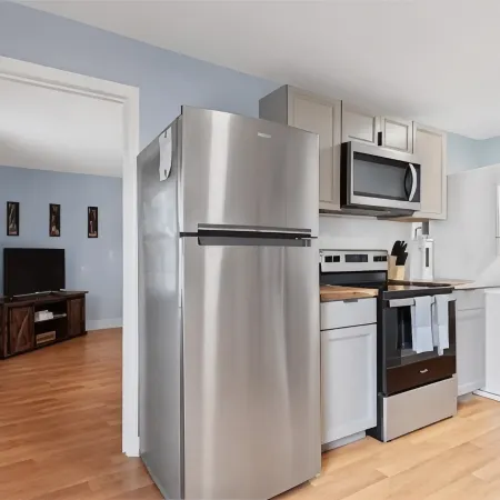 BOHO BUNGALOW - STEPS FROM HISTORIC DOWNTOWN APEX<br> Отели в г. Апекс