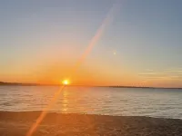 Cozy modern 4 bedroom, 10 min walk to beach & sunset ジェリッシュ・タウンシップのホテル