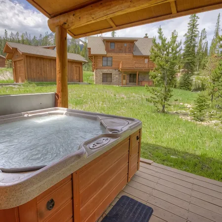 4 Bedroom Luxury Ski in/ Ski Out Powder Ridge Cabin W/ Hot Tub