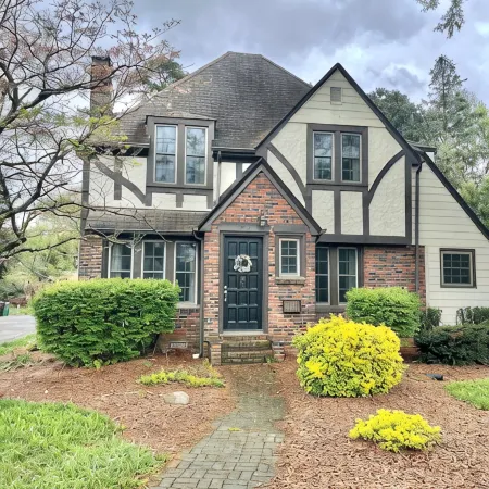The Designers Den-Sleeps 10, Pets ok, 5min to IHFC & HPU, Emerywood!