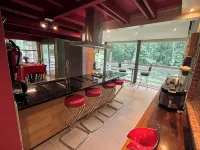5-Bedroom 6000SF wood and glass retreat in Atlanta, surrounded by greenery. - Balkon