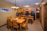 Ski in Ski out condo with private Hot Tub backing on Golf course. 2 bed 2 bath.
