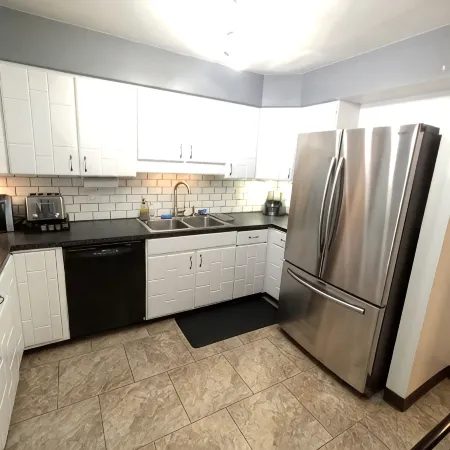 Modern 2,000+ sf house. Sauna + Parking! 5 mins from airport.