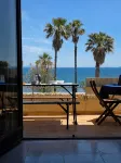 Beautiful 3-bedroom (sleeps 8) located on the seaside facing Porquerolles island - 2성급
