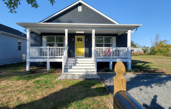 Private Retreat Bungalow-One Level, 2 blocks from Beach w/Porch & Deck