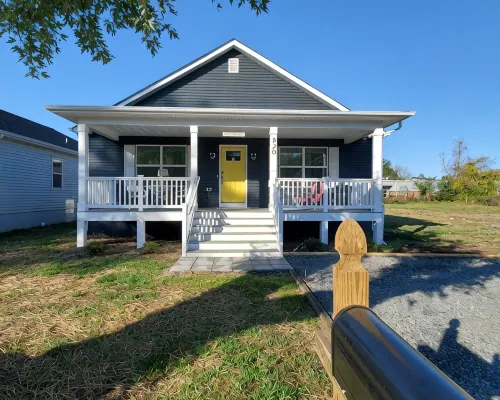 Private Retreat Bungalow-One Level, 2 blocks from Beach w/Porch & Deck Hotels in Colonial Beach