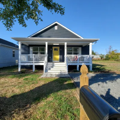 Private Retreat Bungalow-One Level, 2 blocks from Beach w/Porch & Deck