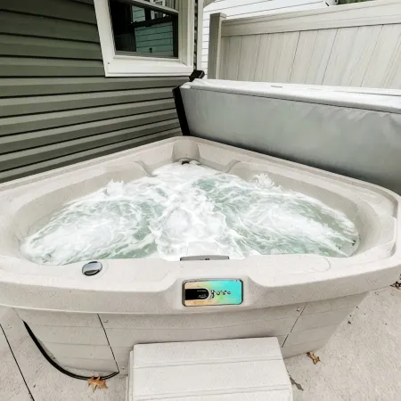 2 Br home with Hot-Tub! Quiet, dead end street