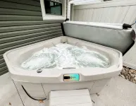 2 Br home with Hot-Tub! Quiet, dead end street