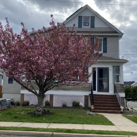 Beautiful sun filled 2 BR 3 blocks from beach- 2 beach passes- kids are free
