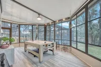 Beautiful Lake getaway with pool, upgraded, pet friendly with lots of extras!! - 4-stjärniga