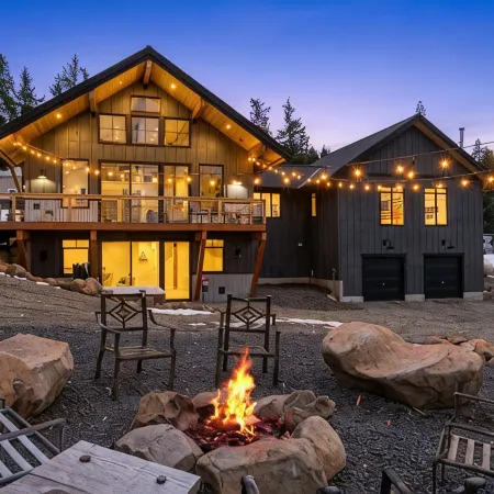 Huge game room, Hot tub, Sleeps 16+ with Bonus loft, ATV Snowmobile Trails