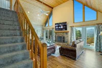 Luxury Mountaintop Views with Hot Tub - 1 min to town - Boutique