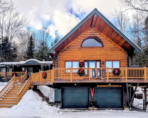 Handcrafted Log Cabin • Walk to Lake • Private Backyard w/Fire Pit • Sleeps 8 Hotels in Warren