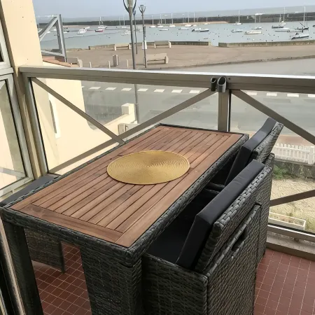 Sea view apartment with south-facing balcony facing the port Wifi