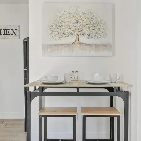 Detached Private Guesthouse - Full Kitchen, 1BD + 1BA, Parking Spot - Sleeps 2