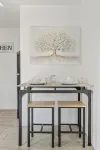 Detached Private Guesthouse - Full Kitchen, 1BD + 1BA, Parking Spot - Sleeps 2 - บังกะโล