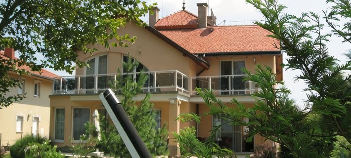 Sunshine Beach House DIRECTLY ON THE LAKE, ROWBOAT, Garden/barbecue island, WiFi Hotels in Balatonfoldvari