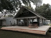 Enjoy a 4-bedroom vacation home with 75 feet of lake frontage on Chautauqua Lake - 2 stjerner