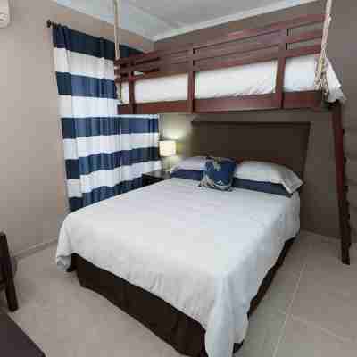 Beautifully Renovated Secured 2br/2bth Condo - 1 Block From Beach & Downtown Rooms