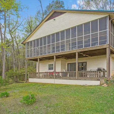 Lakefront 4Bd-2ba; Deep Water; Large Porch; Sleeps 14; Pet Friendly