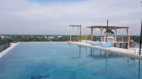 d'primahotel Yogyakarta - piscina