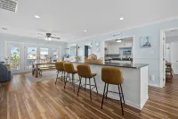 Serene Waterfront 5Br Sleeps 15 w/Heated Pool, Fire Pit, Boat & Jet Ski Lift - 4 stjerner