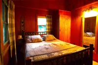 Cottontail Cabin at the Adirondack Lodge =- 5 mins to Lake George Village - シャレー