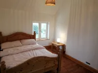 4 Bed House - Sleeps 10 - Pets - Parking - Wifi サットンのホテル