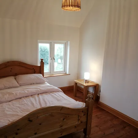 4 Bed House - Sleeps 10 - Pets - Parking - Wifi