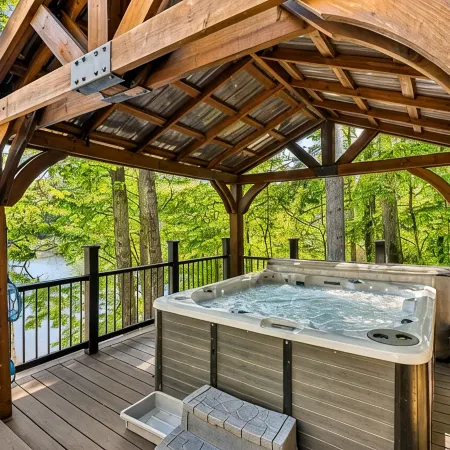 Beautiful Lake House on Belleau 100 ft of Waterfront! Kayaks, Jacuzzi 3100 sqft!