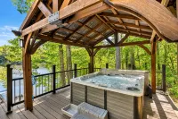 Beautiful Lake House on Belleau 100 ft of Waterfront! Kayaks, Jacuzzi 3100 sqft!