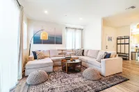 Spacious 4-Bedroom Townhome / 2-Car Garage / Cruise Terminal - บังกะโล