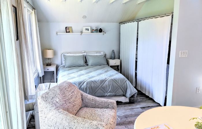 Cozy Seaside studio in charming Marblehead with AC, WiFi. Short walk to downtown