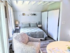 Cozy Seaside studio in charming Marblehead with AC, WiFi. Short walk to downtown