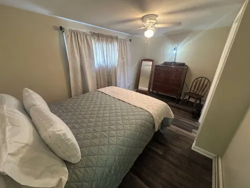 Peaceful 2Br Cottage-Big Backyard Deck, WiFi, Big TV! Parks, Museums, Pit Int’l.