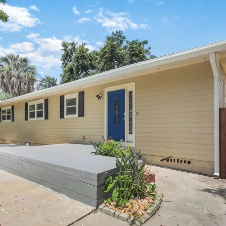Heated Pool - Sleeps 9 - Lake w/ Kayaks, Paddleboard - Games Galore
