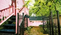 Escape from the Ordinary in a Quirky Eurekan Cottage, WiFi & AC- Sam's Workshop - Country Houses