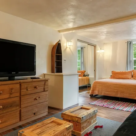 Relaxing Riverfront Taos Staycation, Pet Friendly!