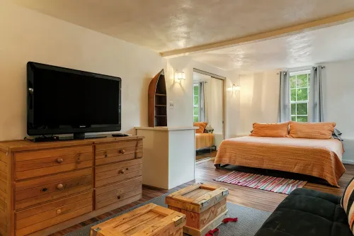 Relaxing Riverfront Taos Staycation, Pet Friendly! - 2 stjerner
