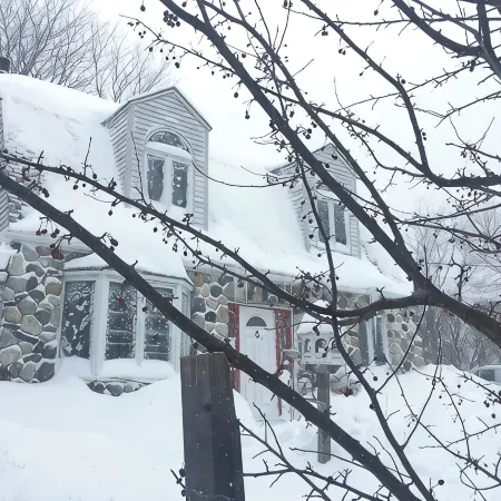 3 Bedroom 2 Bath Carriage House (Pet Friendly)