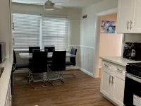 Private oasis near Reseda, Big Yard, Netflix/Prime, Close to Park and Mall 若塞達住宿飯店