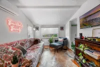 Witchy Hideaway Cottage; Close to Beaches, Salem & Train to Boston