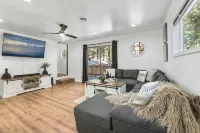 Modern 3Br Condo with Hot Tub, EV, High-End Coffee Machine & 10 Min Walk to Lake - Wi-Fi