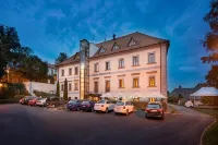 Maxmilian Lifestyle Resort - parking