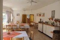 Hotel Uhland - พร้อมอาหารเช้า
