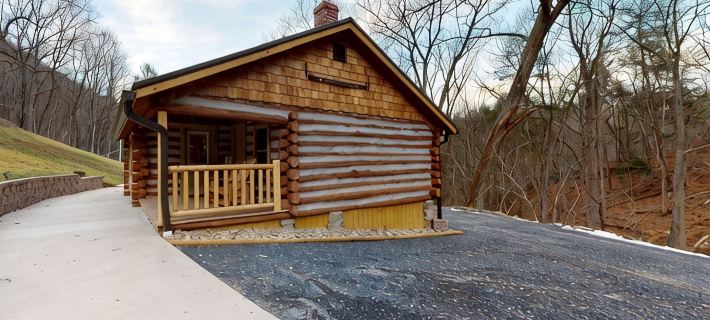 Cozy Log Cabin in the Heart of Smoke Hole Canyon Overlooking South Branch River. Hotels in Pendleton County