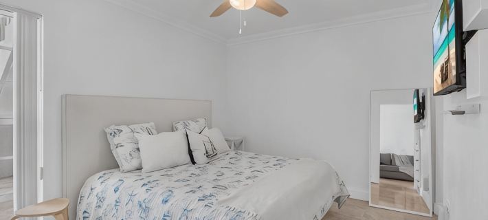 Key Biscayne Gem — Steps to Beach, Pool Views, King Bed, Parking Hotele w: Key Biscayne